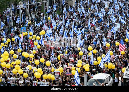 Gerusalemme, Israele. 18 novembre 2023. Decine di migliaia di persone si uniscono alle famiglie di ostaggi detenuti da Hamas a Gaza mentre entrano a Gerusalemme, il quinto giorno di marzo, da Tel Aviv a Gerusalemme, sabato 18 novembre 2023. Secondo i funzionari israeliani, 240 ostaggi sono detenuti dal 7 ottobre da Hamas. Foto di Debbie Hill/ Credit: UPI/Alamy Live News Foto Stock
