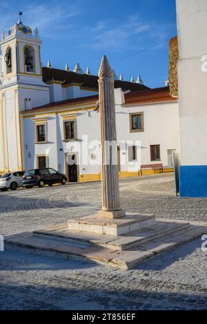 Gogna all'ingresso del castello di Redondo Redondo è una municipalità situata nel distretto di Évora in Portogallo. La sua storia risale a secoli fa, con evidenc Foto Stock