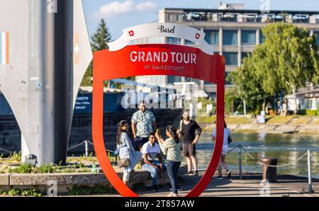 Gran Tour della Svizzera Der Fotopunkt der Grand Tour della Svizzera bei Dreiländereck a Basilea. Dahinter einige Touristen, welche die Schweiz besuchen. Basel, Schweiz, 21.07.2022 *** Grand Tour of Switzerland il punto fotografico del Grand Tour of Switzerland a Dreiländereck a Basilea dietro alcuni turisti che visitano la Svizzera Basilea, Svizzera, 21 07 2022 crediti: Imago/Alamy Live News Foto Stock