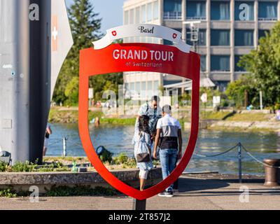 Gran Tour della Svizzera Der Fotopunkt der Grand Tour della Svizzera bei Dreiländereck a Basilea. Dahinter einige Touristen, welche die Schweiz besuchen. Basel, Schweiz, 21.07.2022 *** Grand Tour of Switzerland il punto fotografico del Grand Tour of Switzerland a Dreiländereck a Basilea dietro alcuni turisti che visitano la Svizzera Basilea, Svizzera, 21 07 2022 crediti: Imago/Alamy Live News Foto Stock