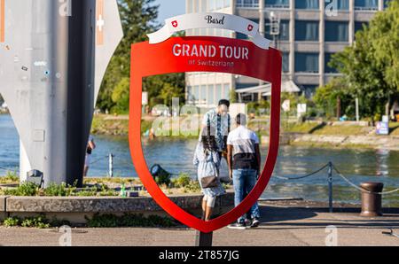 Gran Tour della Svizzera Der Fotopunkt der Grand Tour della Svizzera bei Dreiländereck a Basilea. Dahinter einige Touristen, welche die Schweiz besuchen. Basel, Schweiz, 21.07.2022 *** Grand Tour of Switzerland il punto fotografico del Grand Tour of Switzerland a Dreiländereck a Basilea dietro alcuni turisti che visitano la Svizzera Basilea, Svizzera, 21 07 2022 crediti: Imago/Alamy Live News Foto Stock