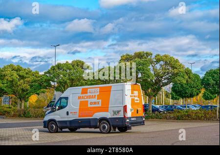 Rangsdorf, Germania - 1° novembre 2023: Noleggio furgoni nel parcheggio di un ferramenta in Germania. Foto Stock
