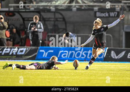 Zoe Harrison di Saracens Women calza per tentare la conversione durante il Women Allianz Premier 15s match tra Saracens Women e Loughborough Lightining allo Stonex Stadium di Londra, il 18 novembre 2023. Foto di Phil Hutchinson. Solo per uso editoriale, licenza necessaria per uso commerciale. Nessun utilizzo in scommesse, giochi o pubblicazioni di un singolo club/campionato/giocatore. Credito: UK Sports Pics Ltd/Alamy Live News Foto Stock