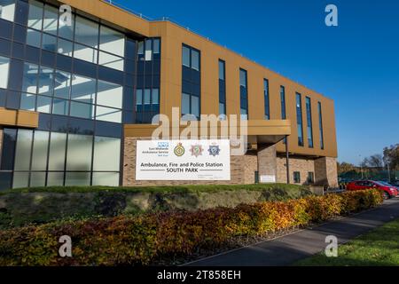 Ambulanza, stazione dei vigili del fuoco e della polizia, South Park Avenue, Lincoln City, Lincolnshire, Inghilterra, Regno Unito Foto Stock