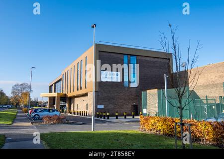 Ambulanza, stazione dei vigili del fuoco e della polizia, South Park Avenue, Lincoln City, Lincolnshire, Inghilterra, Regno Unito Foto Stock