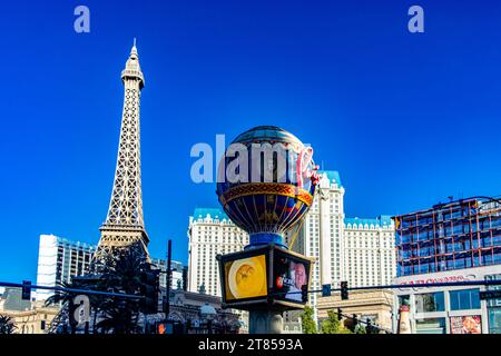 Las Vegas, USA; 18 gennaio 2023: La famosa Torre Eiffel e la sua mongolfiera presso l'hotel, il casinò e il resort sulla bouleva di Las Vegas Strip di Parigi Foto Stock