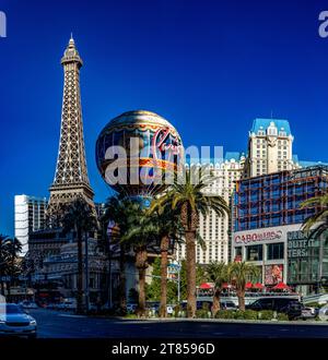 Las Vegas, Stati Uniti; 18 gennaio 2023: Hotel, casinò e resort di Parigi Las Vegas con l'enigmatica e famosa Torre Eiffel e la sua mongolfiera Foto Stock