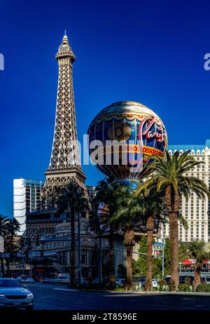 Las Vegas, USA; 18 gennaio 2023: Foto verticale dell'hotel, casinò e resort di Parigi Las Vegas con l'enigmatica e famosa Torre Eiffel e la sua gl Foto Stock