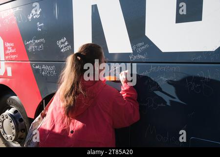 Des Moines, IA, USA. 17 novembre 2023. Un sostenitore firma l'autobus della campagna elettorale presso l'apertura del DeSantis Iowa Campaign Office a Des Moines, IA, venerdì 17 novembre 2023. (Immagine di credito: © Fritz Nordengren/ZUMA Press Wire) SOLO USO EDITORIALE! Non per USO commerciale! Foto Stock