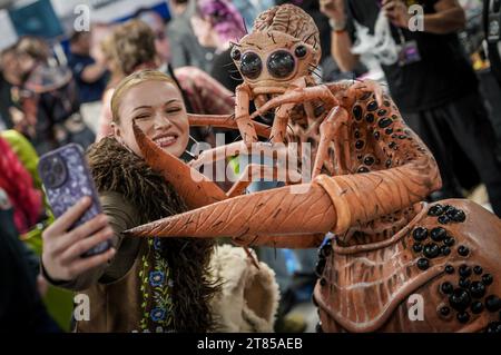 Coventry, Regno Unito. 18 novembre 2023. Design di trucco e protesi straordinari in mostra durante l'evento Prosthetics a Coventry. Attualmente, al nono anno di attività, l'evento celebra protesi professionali di livello industriale, make up FX, SFX, animatronica, maschere, mostri, scultura, creazione di stampi, marionette, pittura del viso, e la body art. Crediti: Guy Corbishley/Alamy Live News Foto Stock