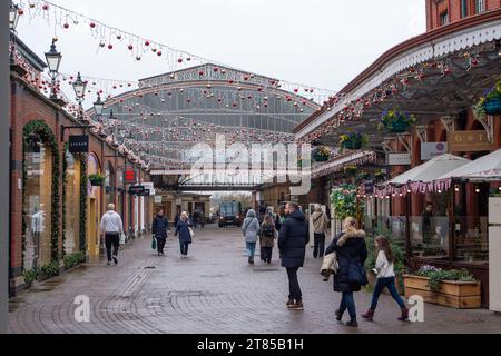 Windsor, Berkshire, Regno Unito. 16 dicembre 2023. Decorazioni natalizie in un centro commerciale a Windsor. La città di Windsor, Berkshire, nel Royal Borough of Windsor & Maidenhead, si sta preparando per il Natale. Credito: Maureen McLean/Alamy Foto Stock