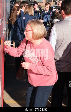 Des Moines, IA, USA. 17 novembre 2023. Un sostenitore firma l'autobus della campagna elettorale presso l'apertura del DeSantis Iowa Campaign Office a Des Moines, IA, venerdì 17 novembre 2023. (Immagine di credito: © Fritz Nordengren/ZUMA Press Wire) SOLO USO EDITORIALE! Non per USO commerciale! Foto Stock