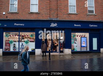 Windsor, Berkshire, Regno Unito. 16 dicembre 2023. Un negozio di stivali a Windsor. La città di Windsor, Berkshire, nel Royal Borough of Windsor & Maidenhead, si sta preparando per il Natale. Credito: Maureen McLean/Alamy Foto Stock