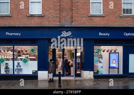 Windsor, Berkshire, Regno Unito. 16 dicembre 2023. Un negozio di stivali a Windsor. La città di Windsor, Berkshire, nel Royal Borough of Windsor & Maidenhead, si sta preparando per il Natale. Credito: Maureen McLean/Alamy Foto Stock