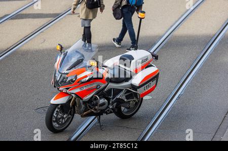 Stadtpolzei Zürich Ein Polizeimotorrad der Stadtpolizei Zürich vom Typ BMW R 1200 RT. Zürich, Schweiz, 29.10.2022 *** Zurich City Police Una motocicletta della polizia di Zurigo, tipo BMW R 1200 RT Zurigo, Svizzera, 29 10 2022 credito: Imago/Alamy Live News Foto Stock