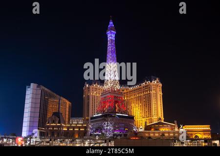 Las Vegas, Nevada, USA - 6 novembre 2023: Paris Resort sulla Las Vegas Strip di notte Foto Stock
