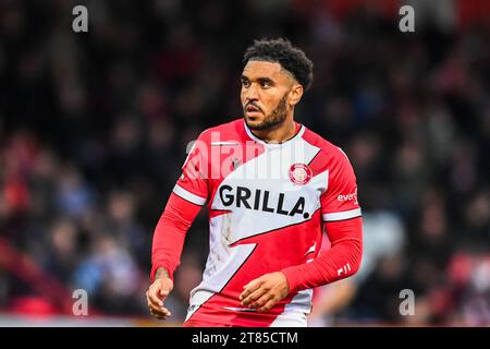 Jamie Reid (19 Stevenage) guarda durante la partita di Sky Bet League 1 tra Stevenage e Lincoln City al Lamex Stadium di Stevenage sabato 18 novembre 2023. (Foto: Kevin Hodgson | mi News) crediti: MI News & Sport /Alamy Live News Foto Stock