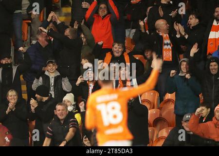 I tifosi del Blackpool festeggiano dopo che Jake Beesley (centro) segna il quarto gol della loro squadra durante la partita di Sky Bet League One a Bloomfield Road, Blackpool. Data immagine: Sabato 18 novembre 2023. Foto Stock