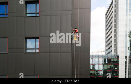 Poznan, Polonia - 7 luglio 2023: Il lavaparabrezza si trova nel sistema di sicurezza delle sospensioni e nell'edificio del lavaggio Foto Stock