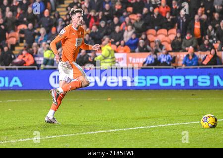 Bloomfield Road, Blackpool, Lancashire, Regno Unito. 18 novembre 2023. League One Football, Blackpool contro Shrewsbury Town; Jake Beesley di Blackpool segna il 4° goal per raggiungere 4-0 nel 82nd Minute Credit: Action Plus Sports/Alamy Live News Foto Stock