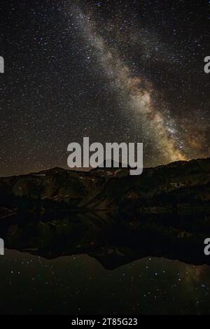 OR02808-00...OREGON - la Milkyway sopra la cresta che conduce all'Eagle Cap Peak, presso il lago Mirror nella Eagle Cap Wilderness. Foto Stock