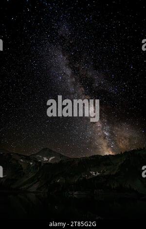 OR02809-00...OREGON - la Milkyway sopra la cresta che conduce all'Eagle Cap Peak, presso il lago Mirror nella Eagle Cap Wilderness. Foto Stock