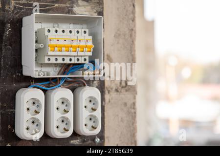 Quadro di distribuzione elettrica temporaneo con prese in cantiere Foto Stock