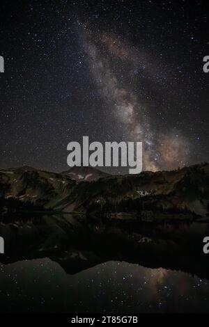 OR02810-00...OREGON - la Milkyway sopra la cresta che conduce all'Eagle Cap Peak, presso il lago Mirror nella Eagle Cap Wilderness. Foto Stock