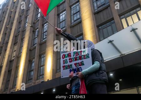Glasgow, Scozia, Regno Unito. 18 novembre 2023. Le persone che sostengono la Palestina partecipano a una manifestazione a Glasgow Green per protestare contro il conflitto israelo-palestinese in corso e poi scendere in strada per marciare attraverso la città. Credito: SKULLY/Alamy Live News Foto Stock