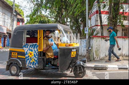 Autista di risciò automatico, Fort Kochi, Cochin, Kerala, India Foto Stock