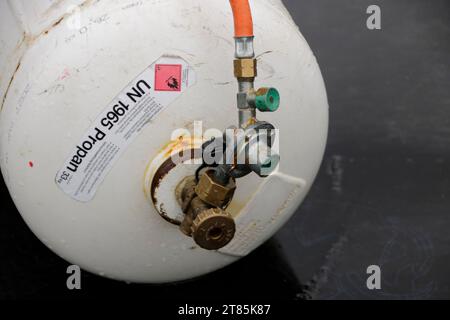 La bombola di gas con valvola senza protezione si trova sul pavimento Foto Stock