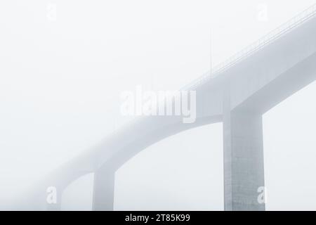 Foggy beam bridge a Gothenburg, Svezia, con elementi architettonici. Foto Stock