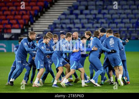 I giocatori norvegesi si riscaldano durante una sessione di allenamento a Hampden Park, Glasgow. Data immagine: Sabato 18 novembre 2023. Foto Stock
