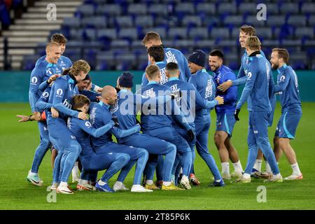 I giocatori norvegesi si riscaldano durante una sessione di allenamento a Hampden Park, Glasgow. Data immagine: Sabato 18 novembre 2023. Foto Stock