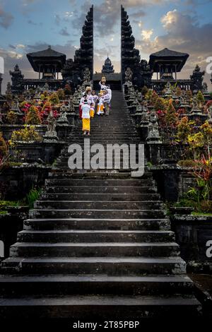 Il tempio di Besakih sul vulcano Agung. Il tempio più sacro e importante chiamato anche tempio madre nella fede indù a Bali. Foto Stock