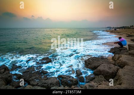 RAS TANURA Beach è una destinazione popolare vicino alla città di Jubail, in Arabia Saudita. Questa spiaggia offre una varietà di attività come nuoto e pesca. Foto Stock