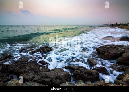 RAS TANURA Beach è una destinazione popolare vicino alla città di Jubail, in Arabia Saudita. Questa spiaggia offre una varietà di attività come nuoto e pesca. Foto Stock