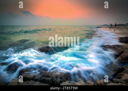 RAS TANURA Beach è una destinazione popolare vicino alla città di Jubail, in Arabia Saudita. Questa spiaggia offre una varietà di attività come nuoto e pesca. Foto Stock