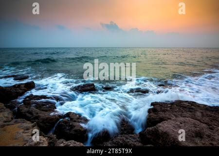 RAS TANURA Beach è una destinazione popolare vicino alla città di Jubail, in Arabia Saudita. Questa spiaggia offre una varietà di attività come nuoto e pesca. Foto Stock