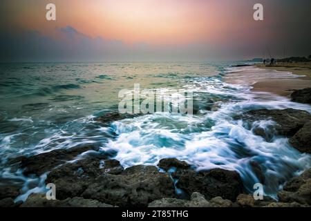 RAS TANURA Beach è una destinazione popolare vicino alla città di Jubail, in Arabia Saudita. Questa spiaggia offre una varietà di attività come nuoto e pesca. Foto Stock