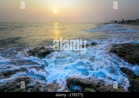 RAS TANURA Beach è una destinazione popolare vicino alla città di Jubail, in Arabia Saudita. Questa spiaggia offre una varietà di attività come nuoto e pesca. Foto Stock