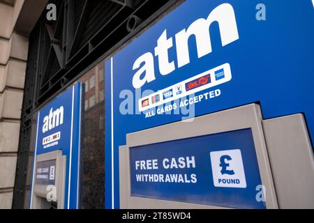 Bancomat gratuito per il prelievo di contanti il 13 novembre 2023 a Londra, Regno Unito. Gli sportelli automatici, ovvero gli sportelli automatici, consentono alle persone di accedere al proprio conto bancario per prelevare il denaro. Foto Stock