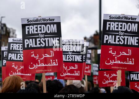A seguito della dimostrazione pro-palestinese del cessate il fuoco, lo scorso fine settimana, centinaia di manifestanti si sono riuniti a Highbury Corner a Islington per una marcia per la Palestina per chiedere la pace a Gaza il 18 novembre 2023 a Londra, Regno Unito. Le principali manifestazioni nella capitale non si sono svolte questo fine settimana, e invece si sono svolte proteste più piccole che hanno portato a molte migliaia di persone in tutta la città e il paese a porre fine al conflitto Hamas-Israele. Foto Stock