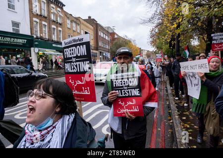 A seguito della dimostrazione pro-palestinese del cessate il fuoco, lo scorso fine settimana, centinaia di manifestanti si sono riuniti a Highbury Corner a Islington per una marcia per la Palestina per chiedere la pace a Gaza il 18 novembre 2023 a Londra, Regno Unito. Le principali manifestazioni nella capitale non si sono svolte questo fine settimana, e invece si sono svolte proteste più piccole che hanno portato a molte migliaia di persone in tutta la città e il paese a porre fine al conflitto Hamas-Israele. Foto Stock