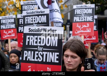 A seguito della dimostrazione pro-palestinese del cessate il fuoco, lo scorso fine settimana, centinaia di manifestanti si sono riuniti a Highbury Corner a Islington per una marcia per la Palestina per chiedere la pace a Gaza il 18 novembre 2023 a Londra, Regno Unito. Le principali manifestazioni nella capitale non si sono svolte questo fine settimana, e invece si sono svolte proteste più piccole che hanno portato a molte migliaia di persone in tutta la città e il paese a porre fine al conflitto Hamas-Israele. Foto Stock