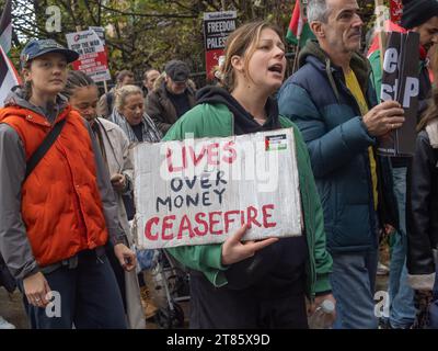 Lewisham, Londra, Regno Unito. 18 novembre 23. Diverse migliaia di persone marciano dal centro islamico di Lewisham a una manifestazione fuori dal centro ricreativo Glass Mills in una delle tante proteste locali in tutto il Regno Unito in solidarietà con la Palestina che chiede un cessate il fuoco immediato e condanna i parlamentari tra cui il deputato locale Vicky Foxcroft che questa settimana ha votato contro un cessate il fuoco. C'era una certa incredulità quando la polizia arrestò una giovane donna per un cartello che aveva con sé. Peter Marshall/Alamy Live News Foto Stock