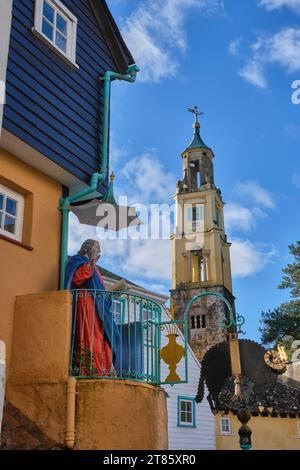 La torre campanaria, la casa dei pedaggi e Battery a Portmeirion, Gwynedd, Galles Foto Stock