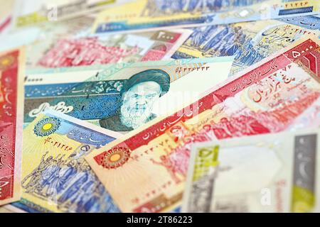 Grande pila di banconote IRR iraniane Rial dall'Iran come sfondo su una superficie piana da vicino Foto Stock