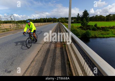 BOAT OF GARTEN, SCOTLAND, UK - 24 agosto 2023 - Un ciclista si imbarca sulla Boat of Garten nelle Highlands scozzesi della Scozia, Regno Unito - foto: Geopix Foto Stock