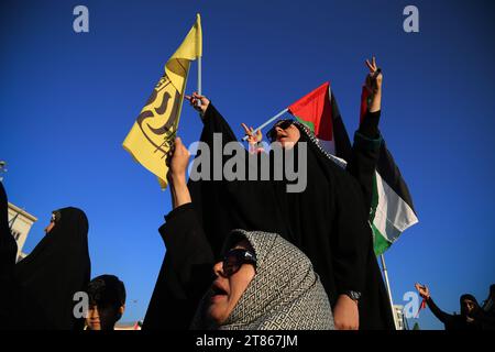 Teheran, Iran. 18 novembre 2023. Due donne iraniane velate sventolano bandiere palestinesi durante un raduno anti-israeliano per mostrare la loro solidarietà al popolo di Gaza in piazza Enqelab-e Eslami (rivoluzione islamica) a Teheran. Migliaia di israeliani e palestinesi sono morti da quando il gruppo militante Hamas ha lanciato un attacco senza precedenti contro Israele dalla Striscia di Gaza il 7 ottobre 2023 e gli scioperi israeliani sull'enclave palestinese che l'ha seguita. (Immagine di credito: © Rouzbeh Fouladi/ZUMA Press Wire) SOLO USO EDITORIALE! Non per USO commerciale! Foto Stock